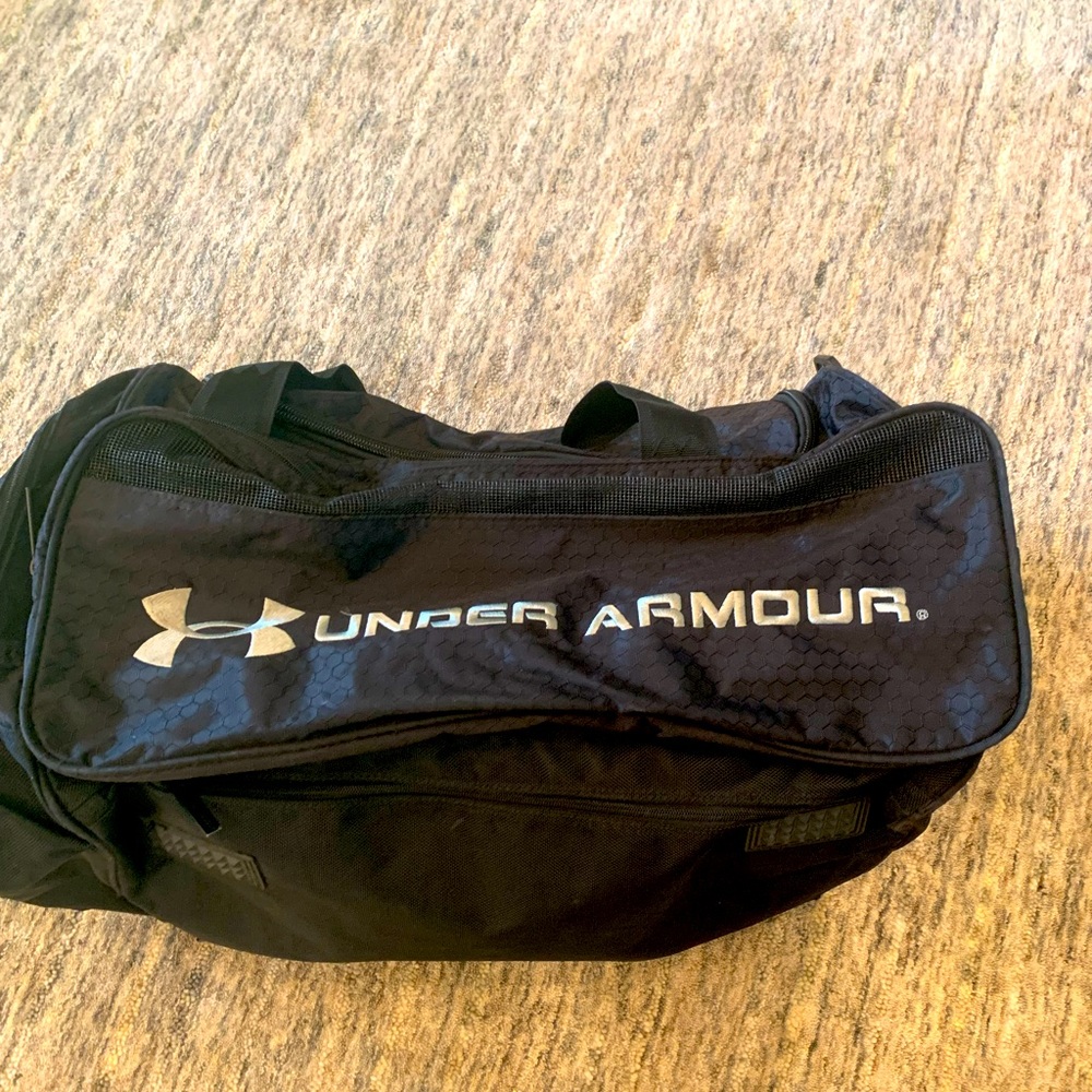 Under Armour Large Duffle Bag Excellent Used missing shoulder strap